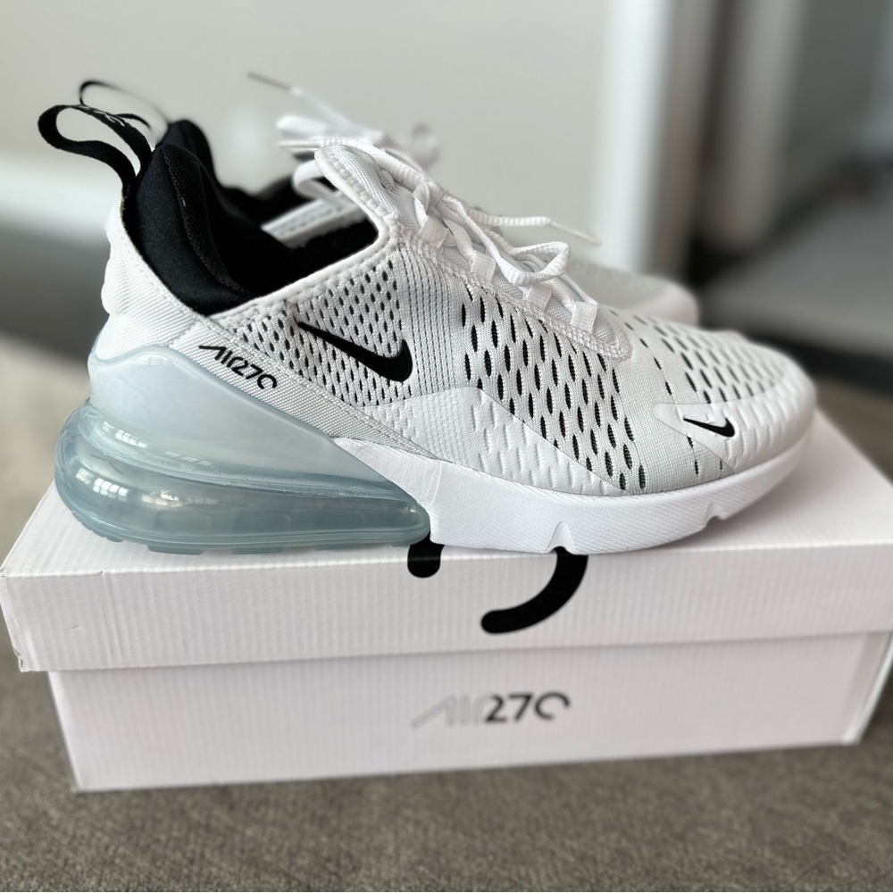BRAND NEW - Women Nike Air Max 270 size 8.5